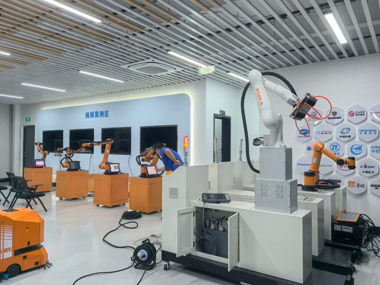 UR30 Robot Collaborative Robot Payload of 35kg Working Radius of 1300mm for Handling and Heavy Palletizing IP65 High Performance