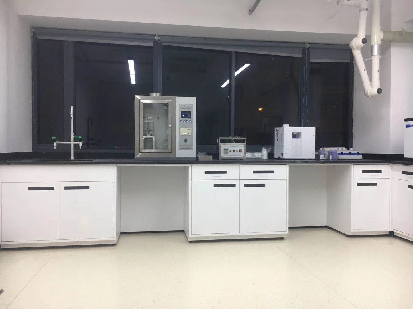 Laboratory Steel Wall Bench Acid And Alkali Resistant And Anti-Corrosion For School Or Hospital Laboratory Room