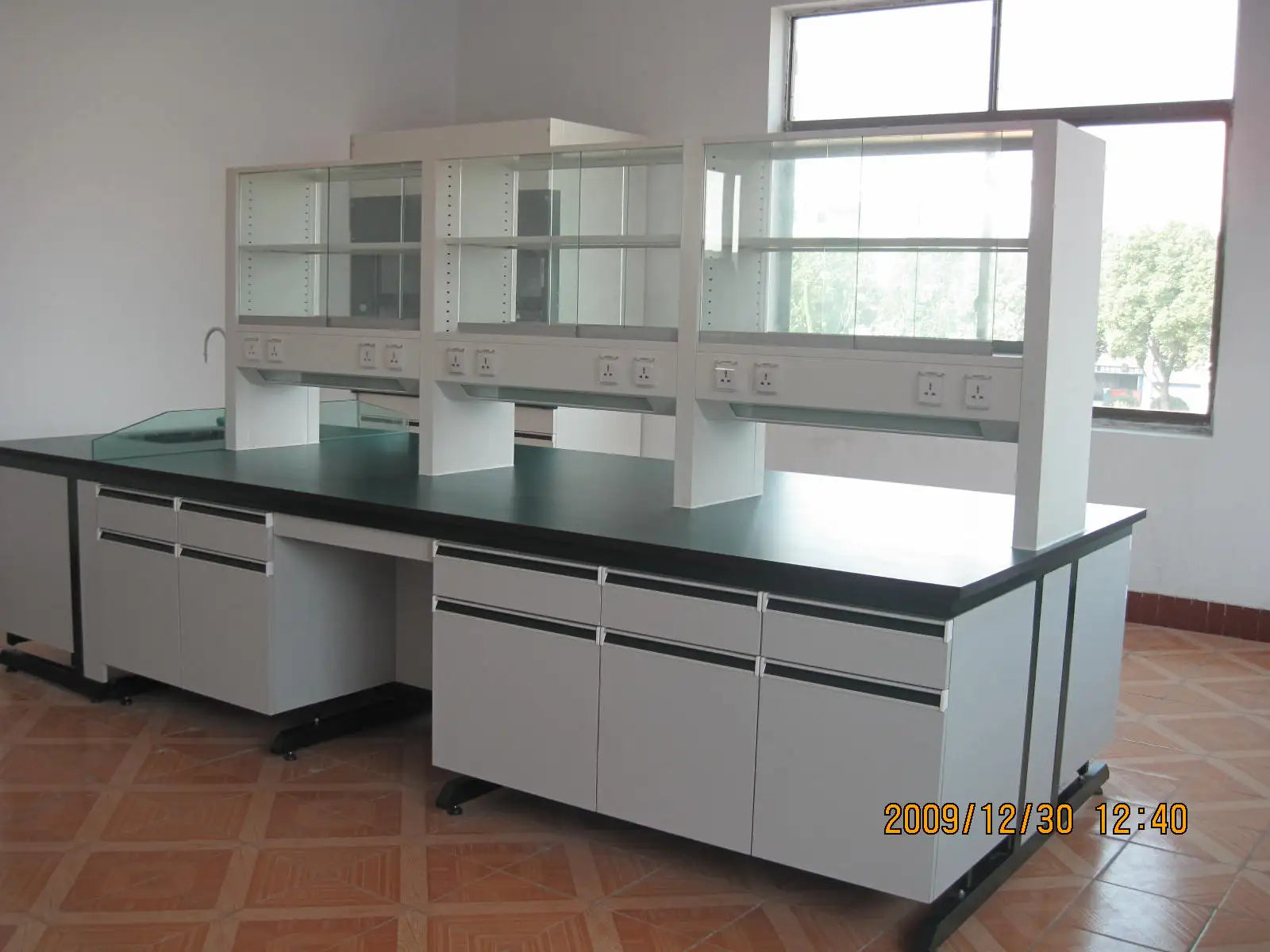 Hot Selling Lab Furniture Laboratory Metal Bench With Wood Cabinet For School